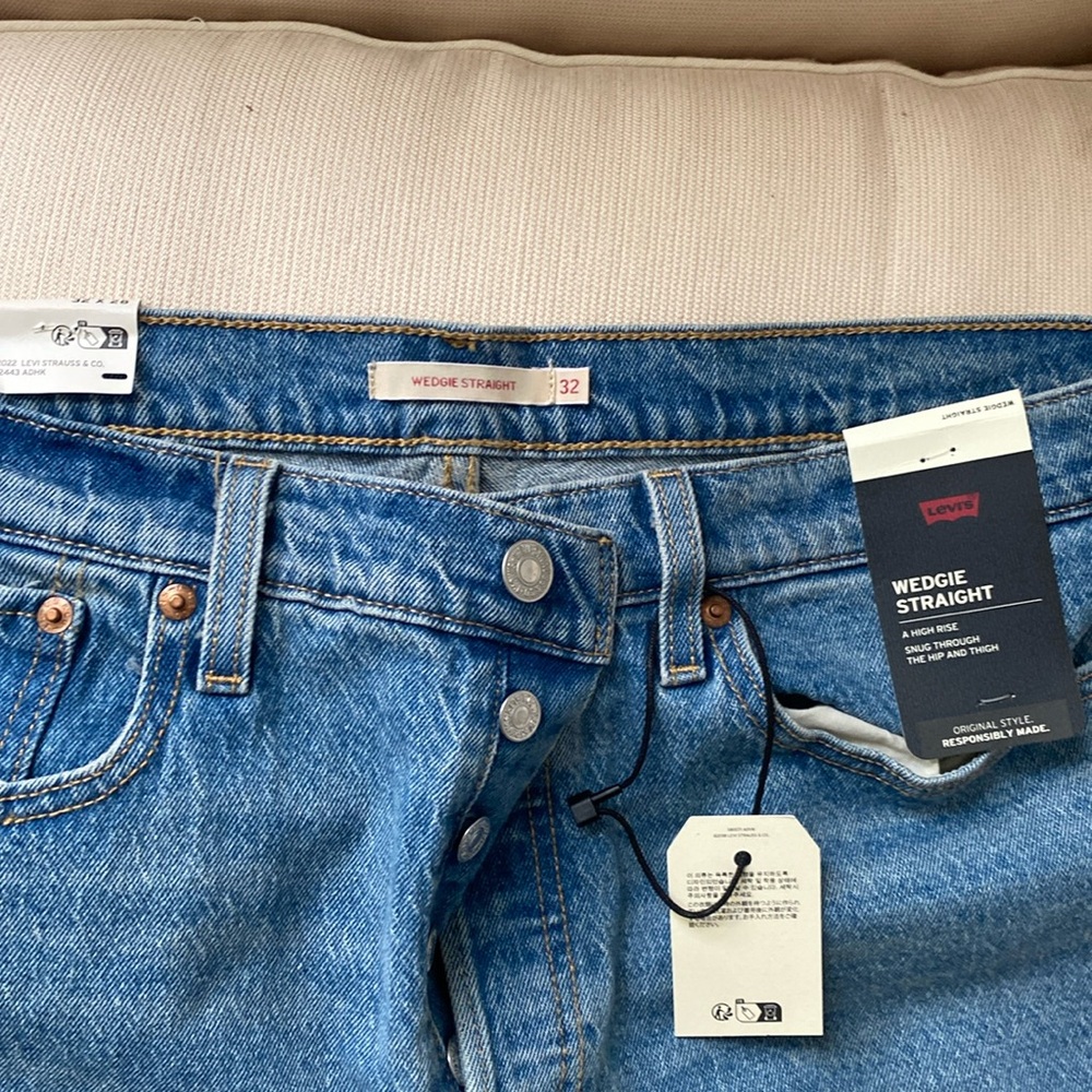 New with tags. These classic Levi's are always in style and flattering.